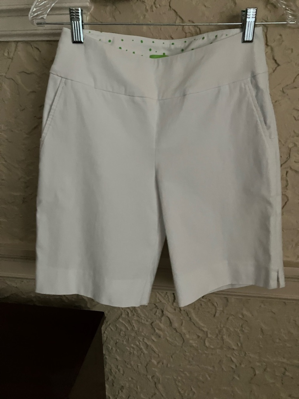 Women’s White Pull-On Bermuda Shorts with Stretch Waistband
Never worn, washed